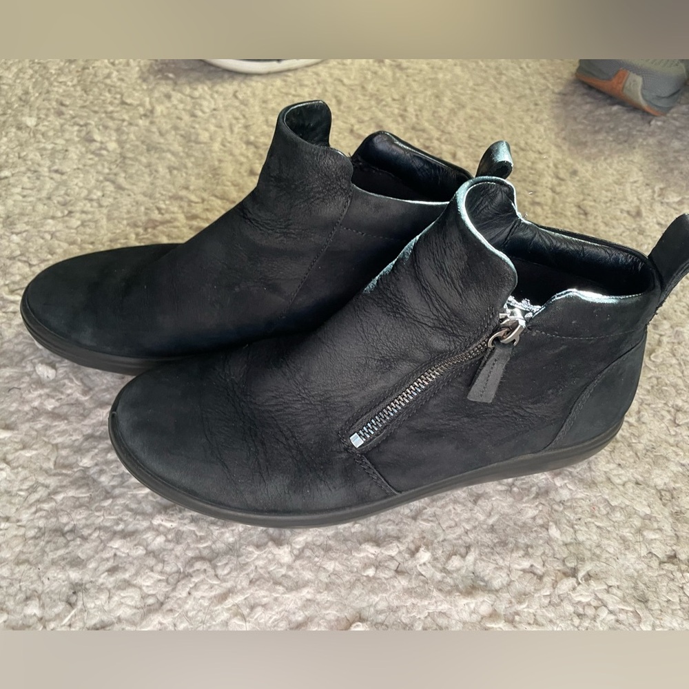 Ecco Black Chelsea boots with zipper